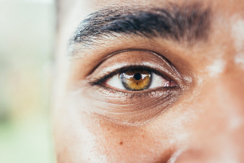 foto van het oog van een gekleurde man