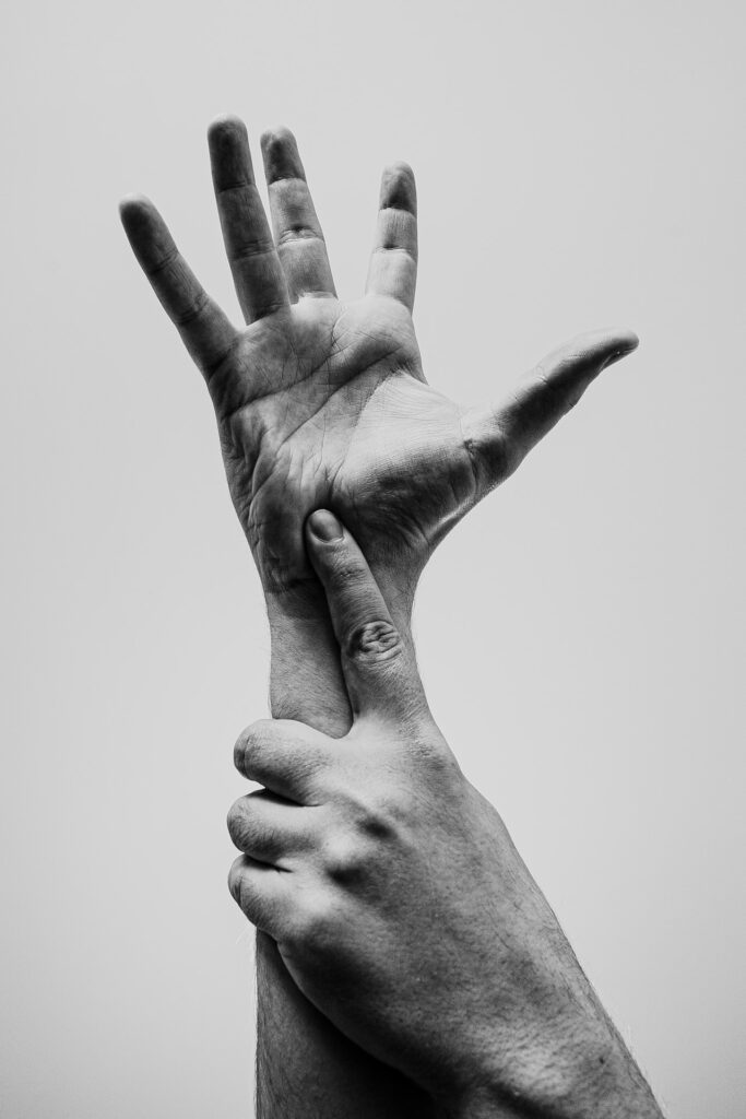 twee handen beelden iets uit in gebarentaal