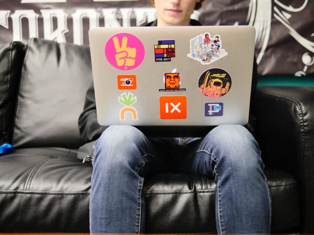 student op bank met laptop