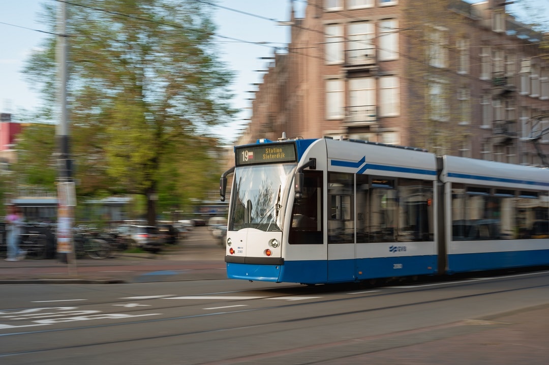 De achtergrond is 'out of focus' maar haarscherp is de voorkant van een Amsterdamse tram met de tekst Sloterdijk zichtbaar