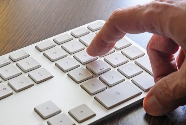 hand die cijfers van het toetsenbord indrukt