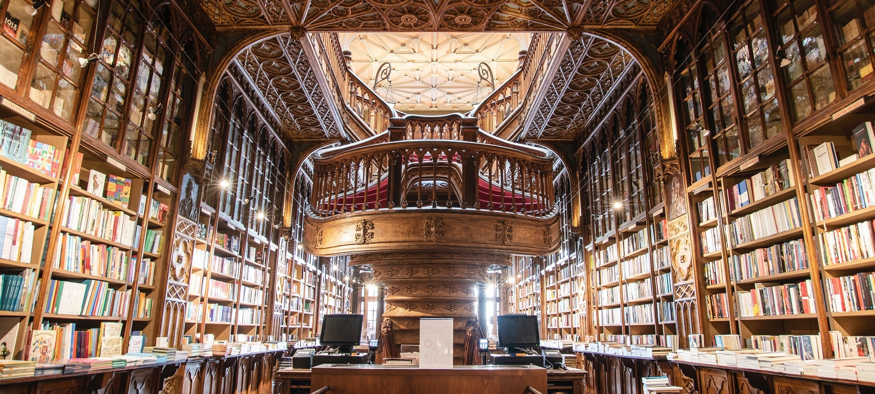 De statige, oude bibliotheek van Porto, Portugal