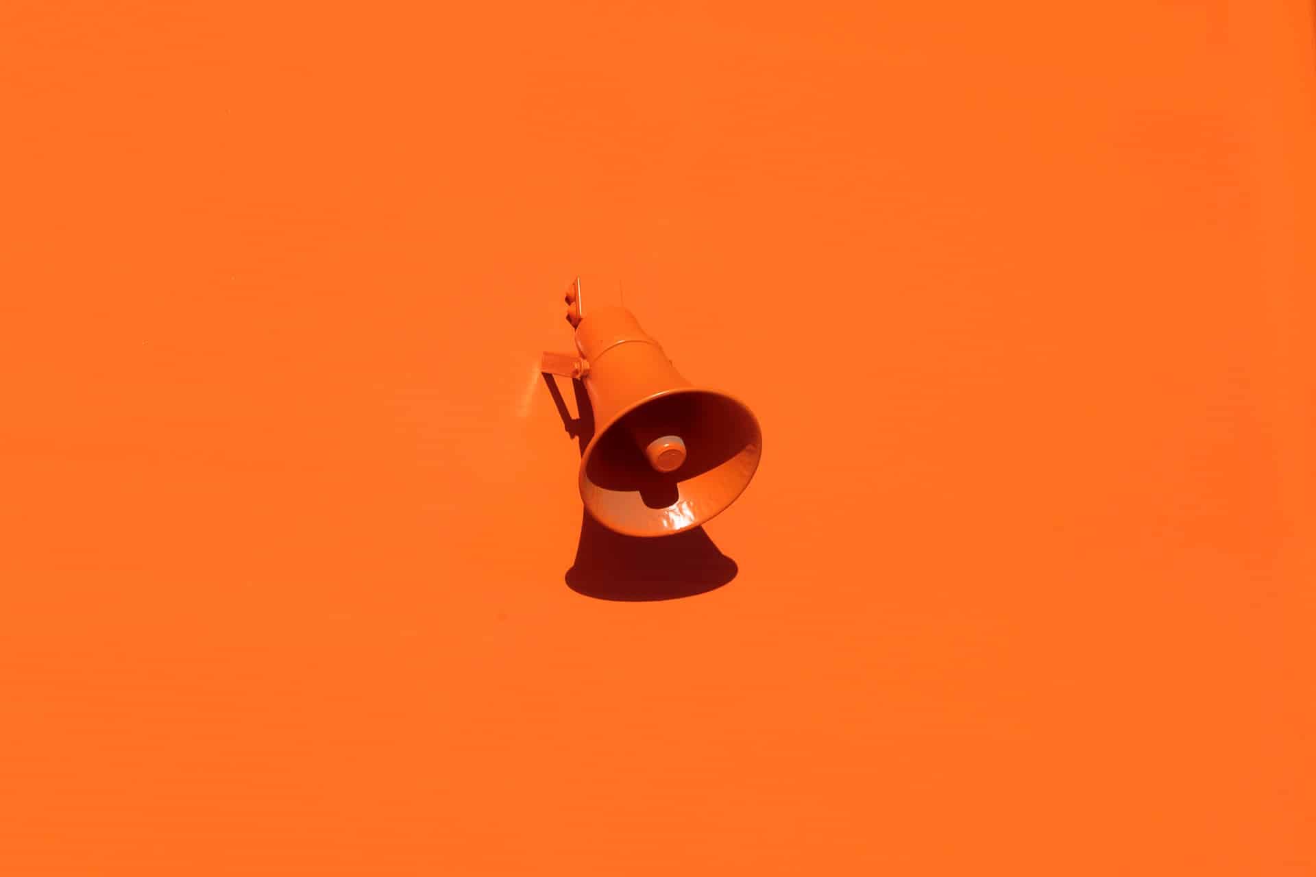 oranje megafoon met oranje achtergond