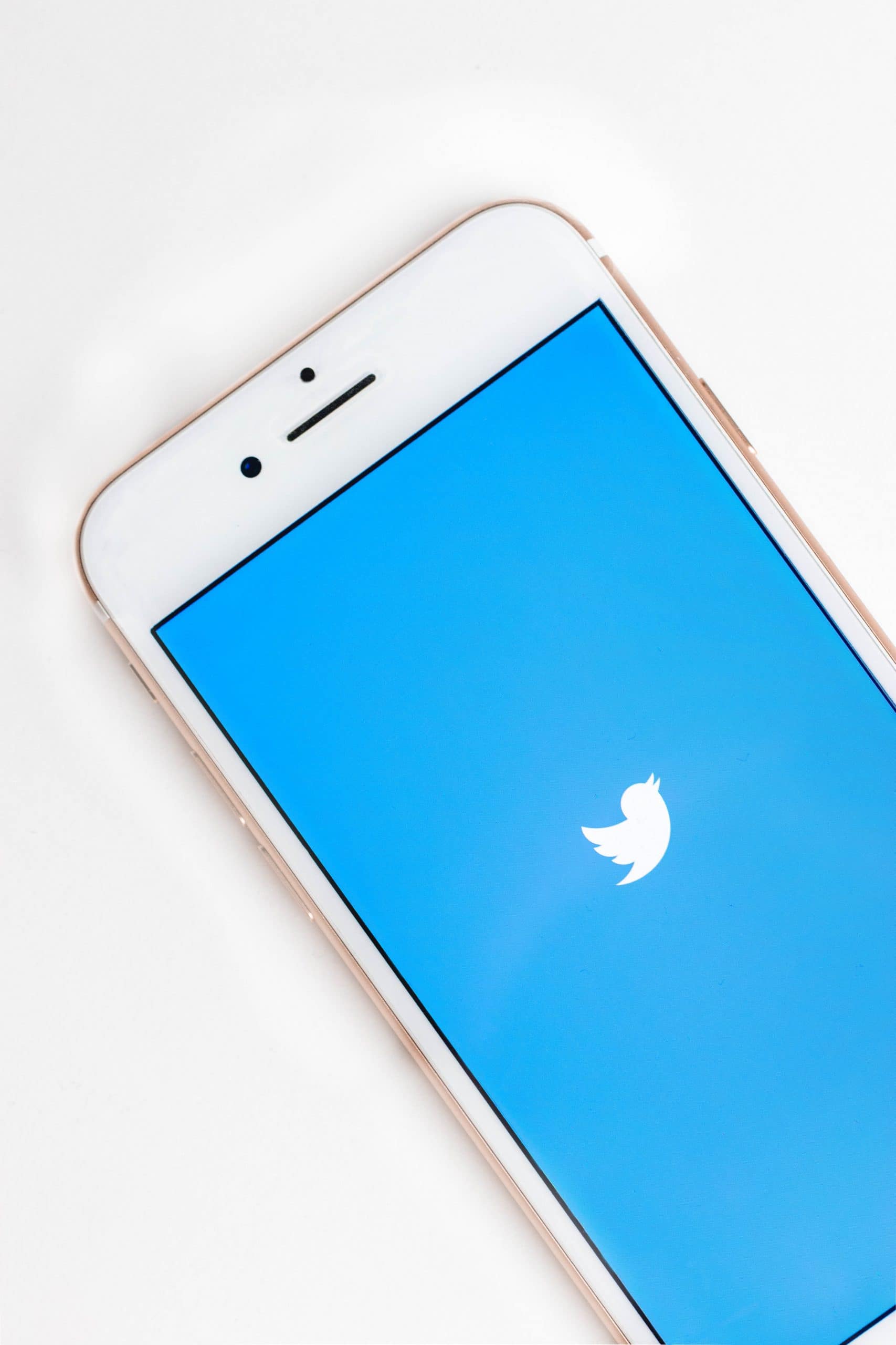 iPhone met Twitter logo op witte achtergrond