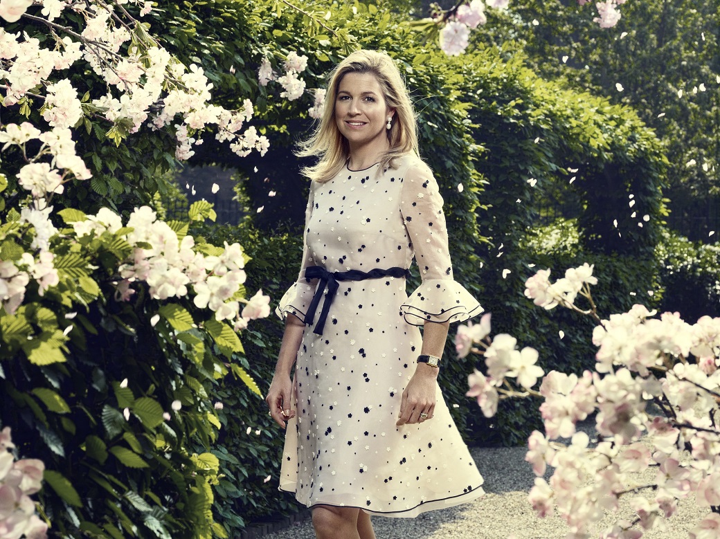 Koningin Máxima in een tuin vol bloesem, gefotografeerd door Erwin Olaf