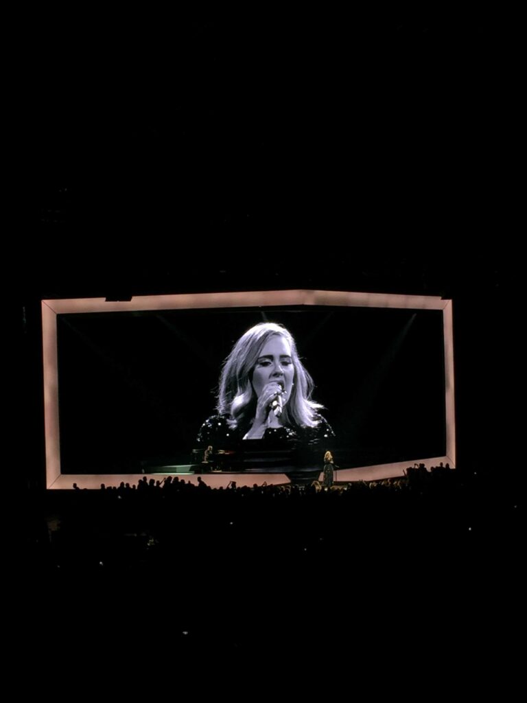 Adele zingt in de microfoon tijdens haar optreden
