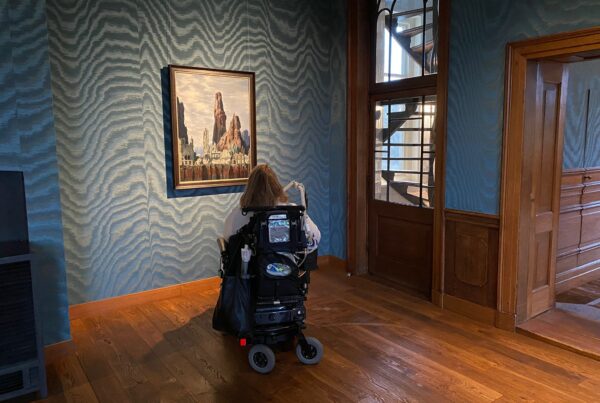 Judith kijkt in een van de kamers naar een schilderij.