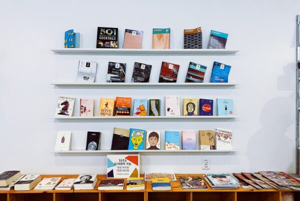 De wand van een boekenwinkel met vier planken waarop een aantal boeken geëtaleerd zijn
