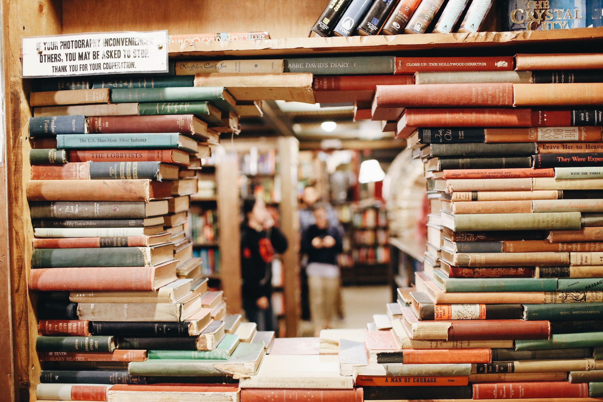 een boekenwinkel met boeken die zo gelegd zijn dat er een gat is ontstaan waar je doorheen kunt kijken
