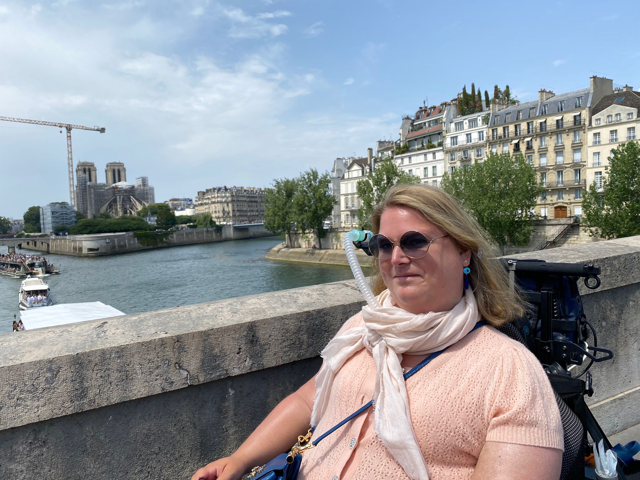 Judith op een brug in Parijs met op de achtergrond de Notre Dame.