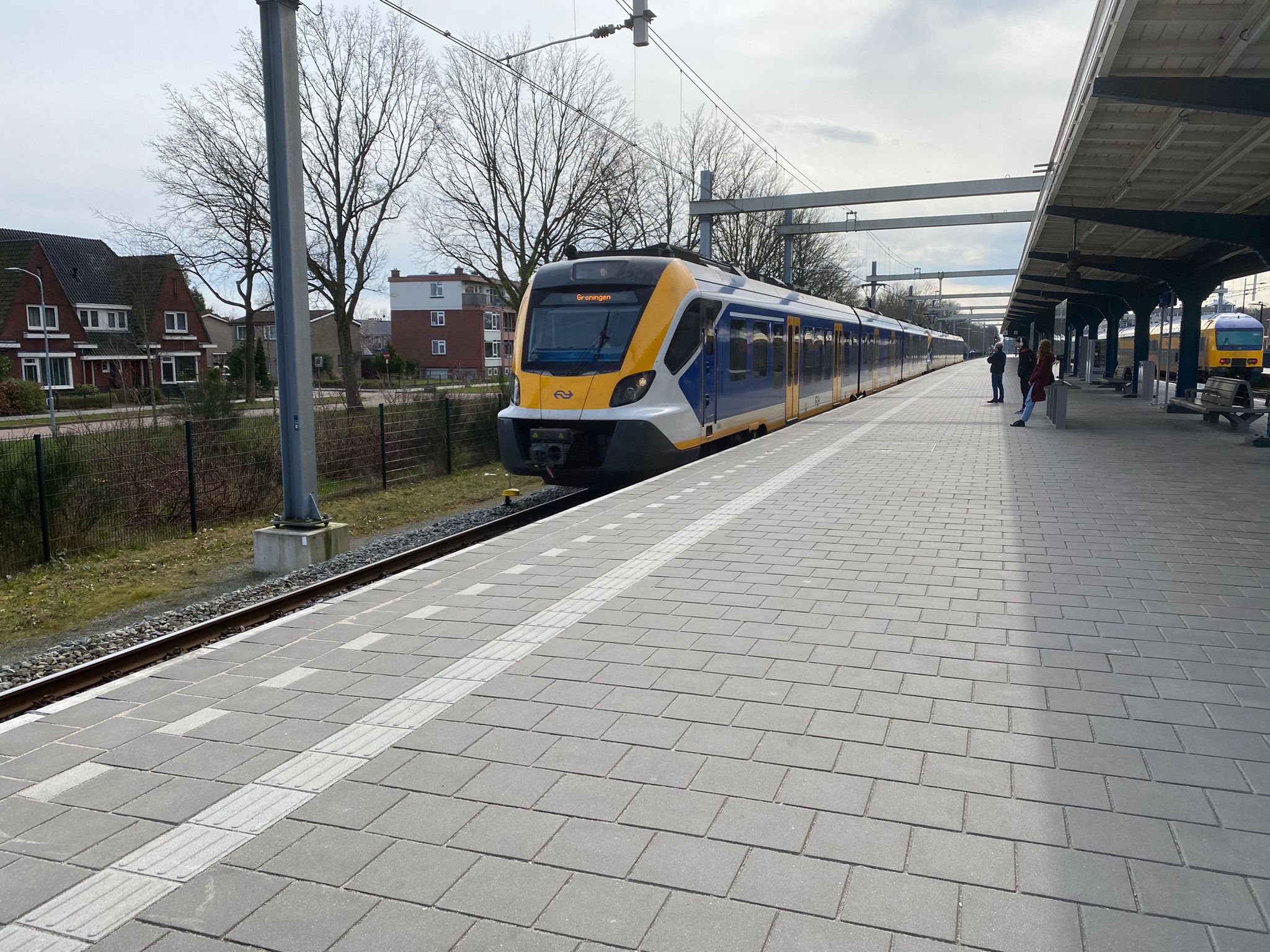 Het station in Assen is te zien, waar net een trein aankomt