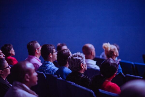 Een groep mensen in een bioscoopzaal van achter gezien