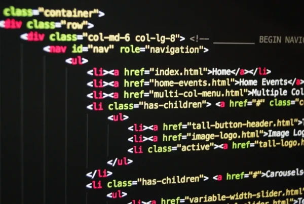 Scherm met gekleurde HTML-code