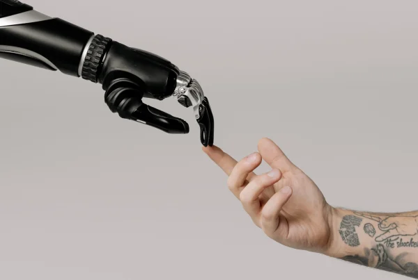 Een menselijke hand raakt de vinger aan van een robot hand, zoals het schilderij van Michelangelo 'god en adam'