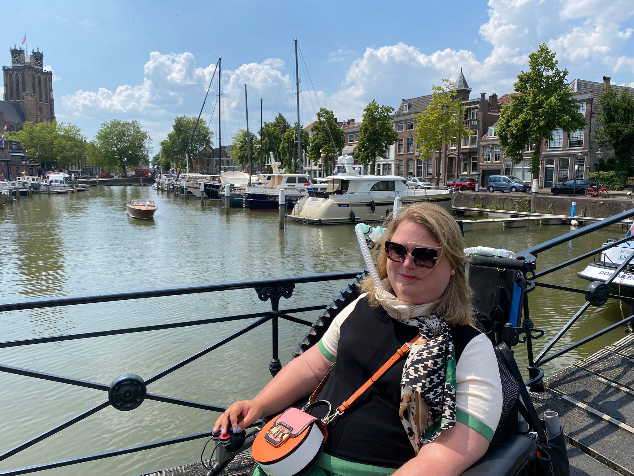 Judith lacht naar de camera op een brug in Dordrecht