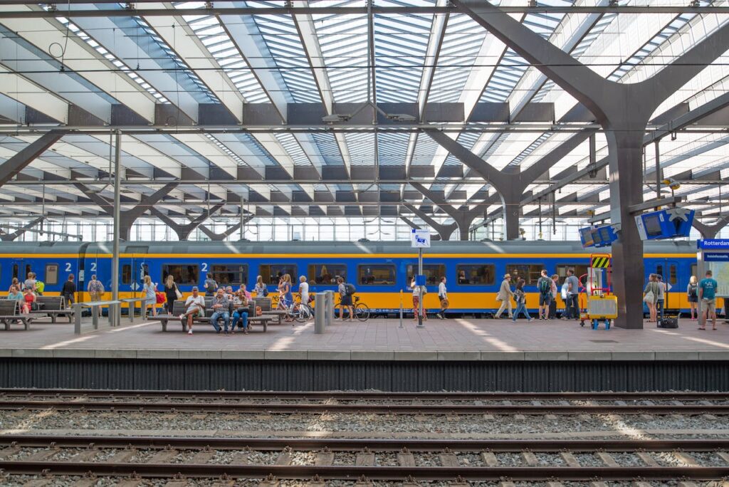 Treinstation in nederland met veel mensen op het perron