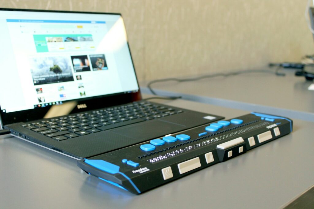 een laptop met een brailletoetsenbord