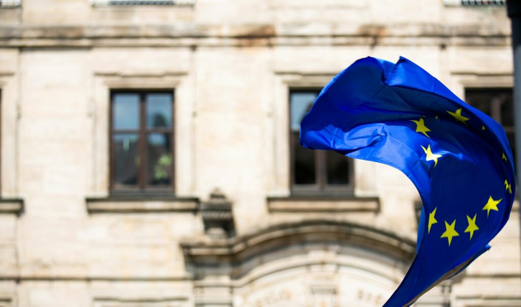 de europese vlag wappert voor een oud gebouw