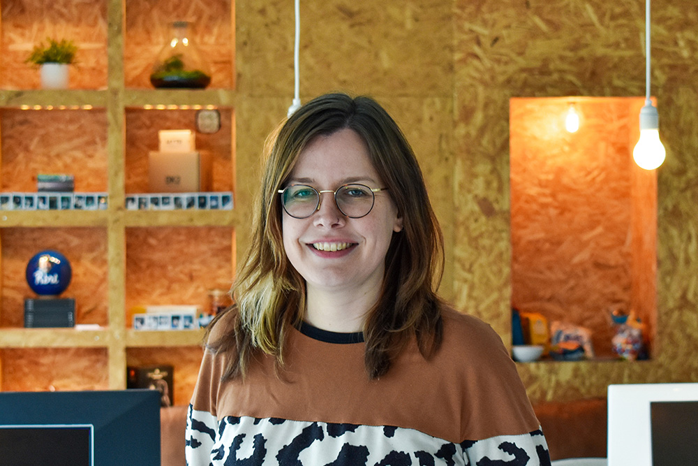 Annelies kijkt lachend in de camera