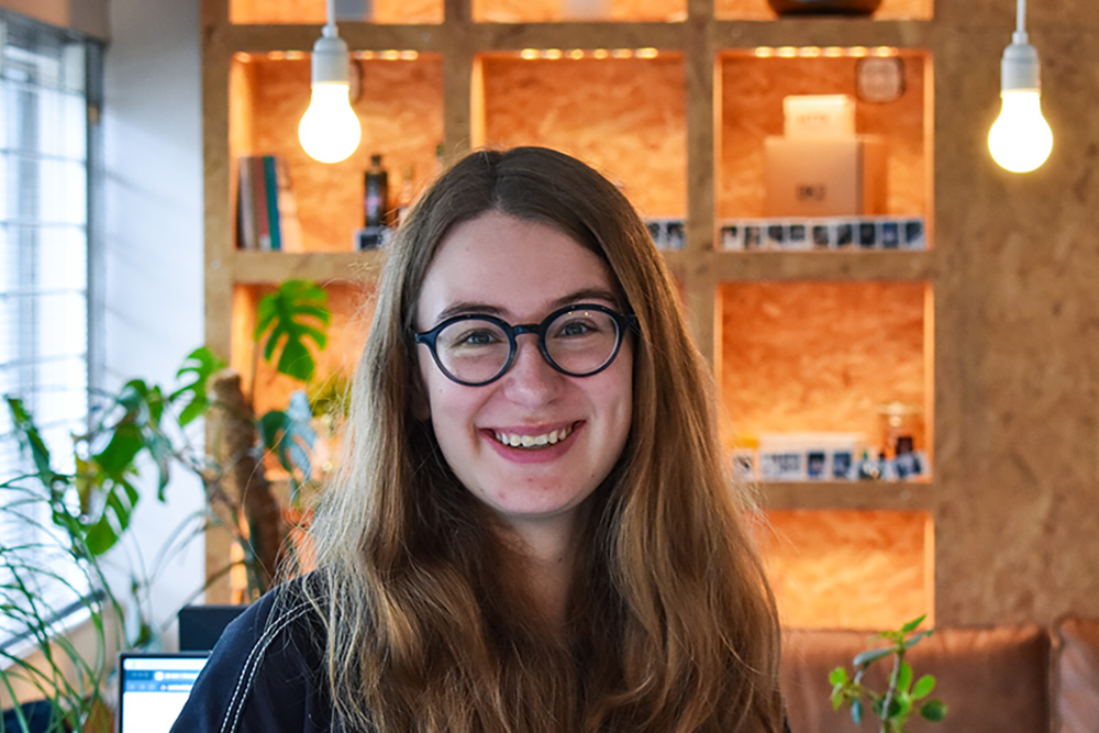 Laure kijkt lachend in de camera