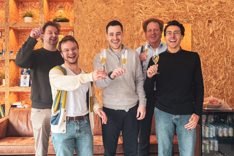 David en Pim van Digitaal Toegankelijk heffen het glas met Ruud, Vincent en Aloys van auticon