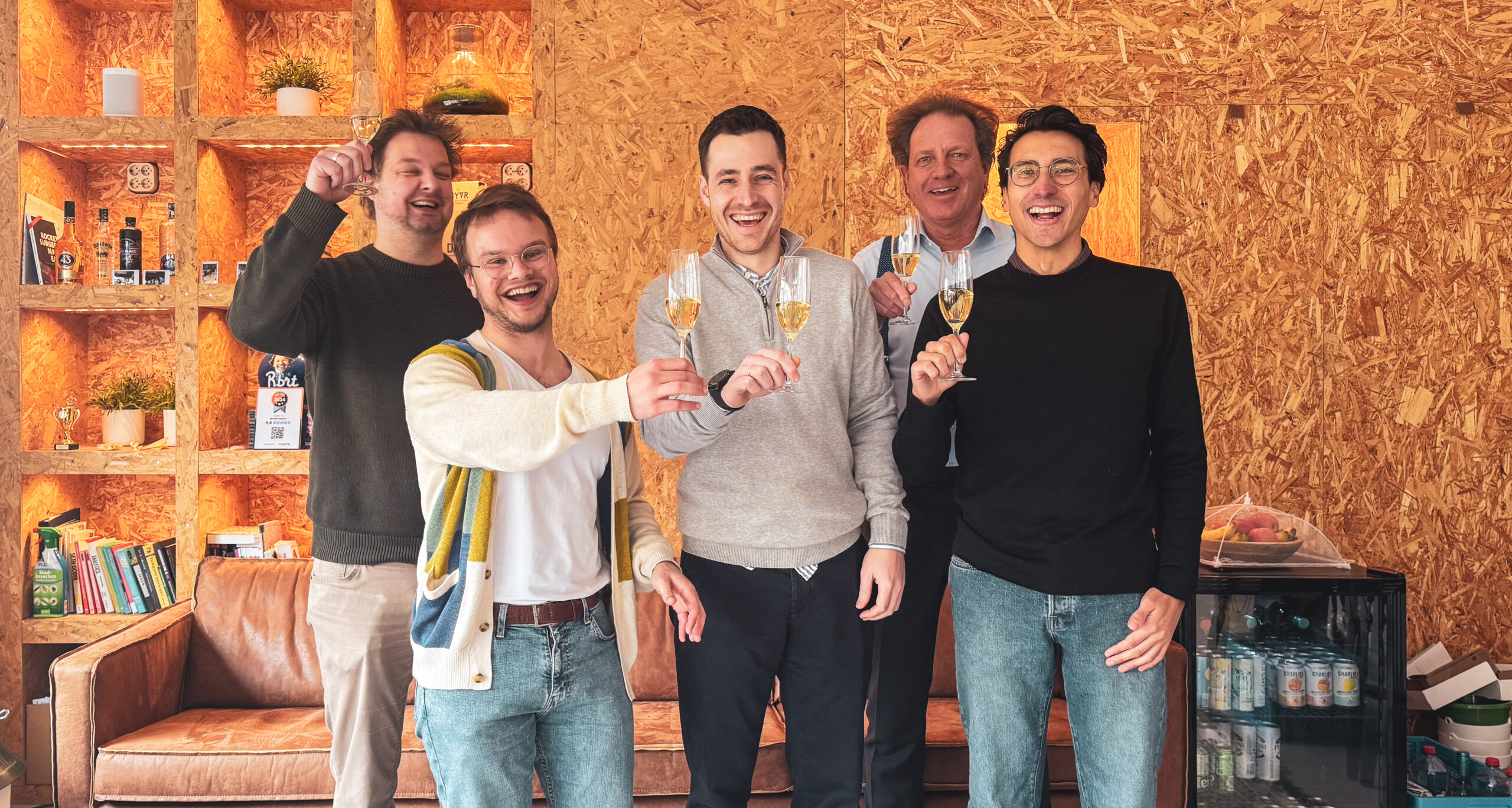 David en Pim van Digitaal Toegankelijk heffen het glas met Ruud, Vincent en Aloys van auticon