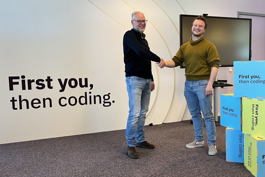 Iemand van Iquality schudt de hand van Pim Teeuwisse in het kantoor van Iquality