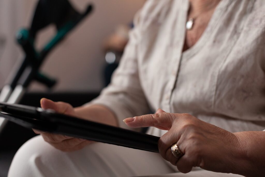 close up van vrouw die tablet scherm gebruikt