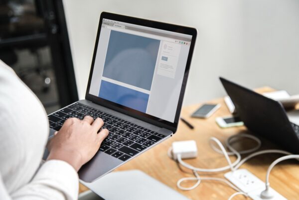 een vrouw houdt een laptop in haar handen en scrollt door een website