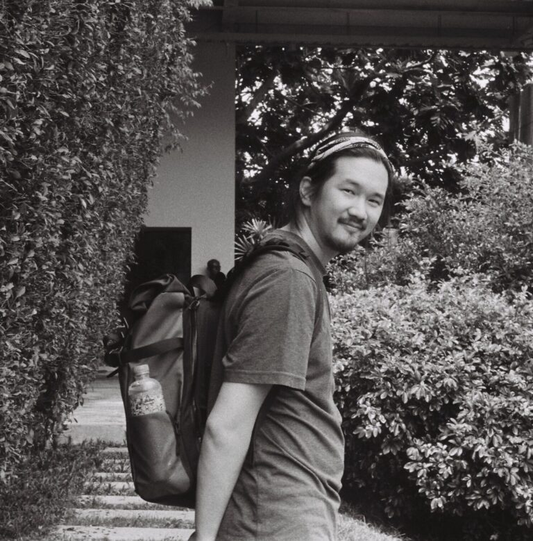 Matt Yau staat op de foto met een rugzak