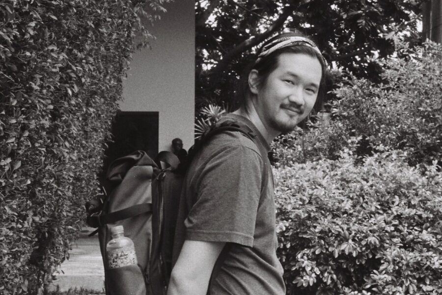 Matt Yau staat op de foto met een rugzak