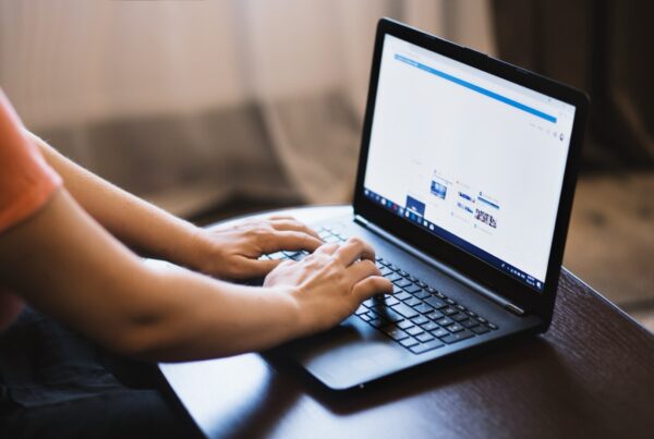 typen op een laptop