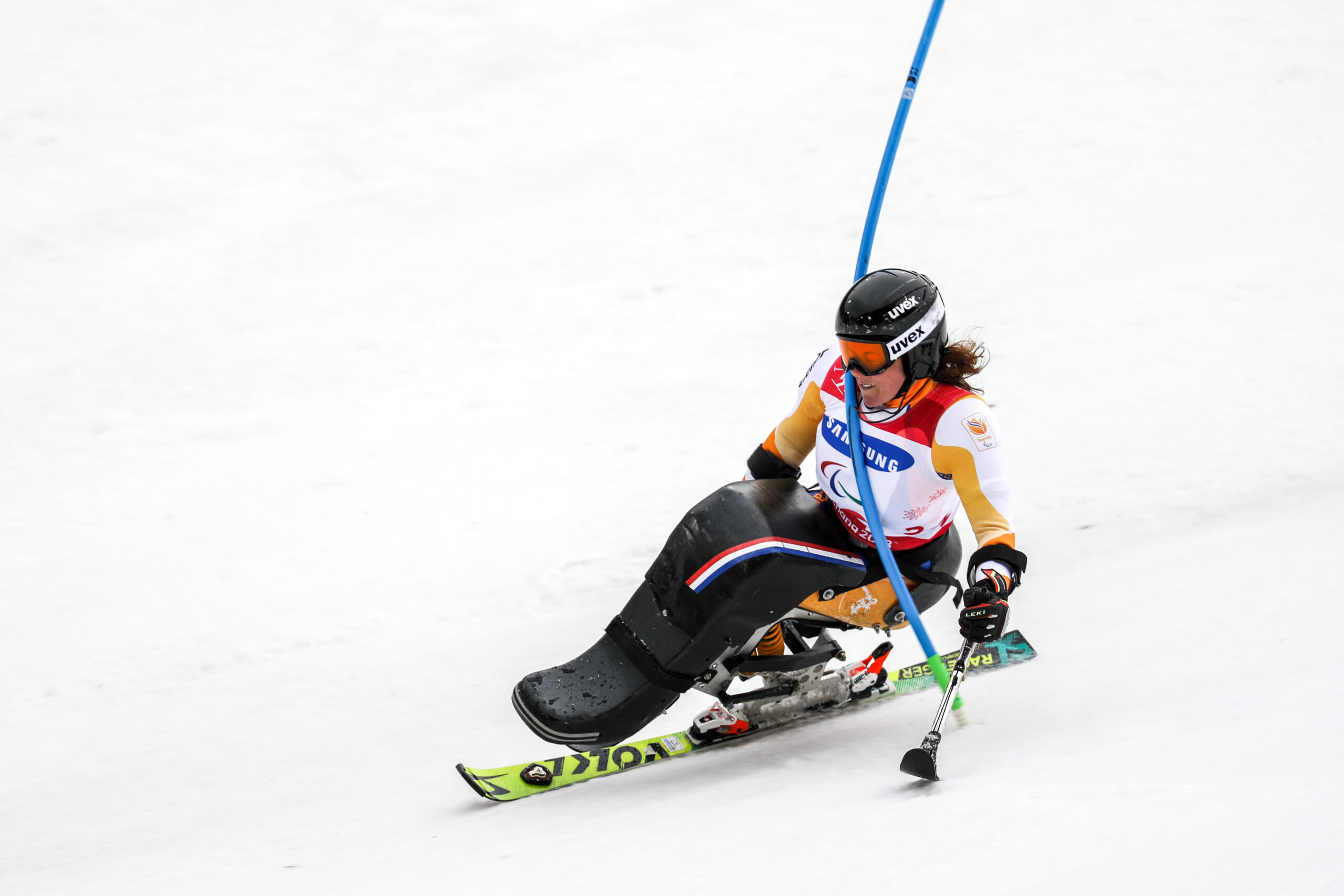 Olympier in de 2018 Slalom voor vrouwen maakt een slalom op een ski